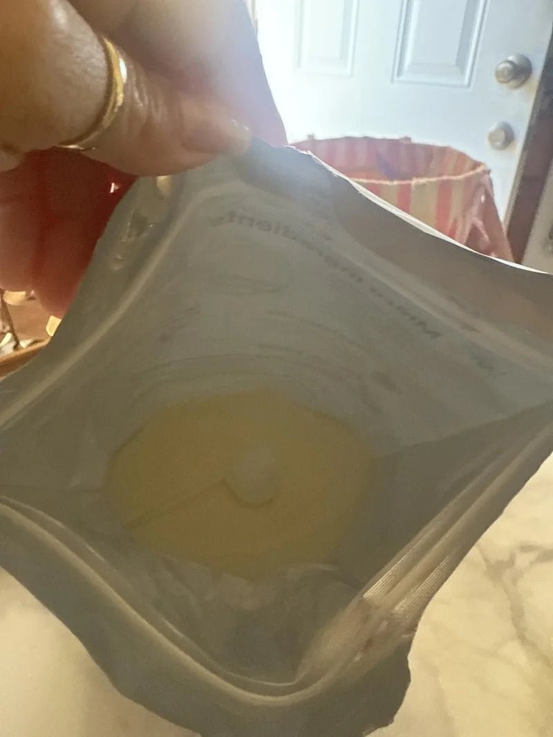 Sandra abriendo su bolsa de Multi Collagen Peptides